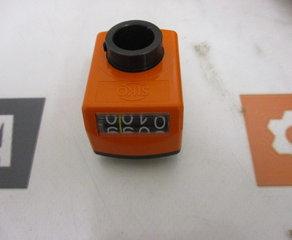 Цифровой индикатор положения
Dig. Positionsanzeige Typ DA04
Einbaulage 02 waagerechte Spindel Anzeige n.1.Umdr. 100 Kommastelle 1 Zählrichtung e links steigend Hohlwelle/Durchm. 14 Standard Farbe O orange RAL 2004 Drehabst./Form A Zylinderansatz Sichtfenster K Standard (Kunststoff) Abdichtung OAD ohne Abdichtung Arretierung/Hohlw. OAR ohne Zwischenplatte OZP ohne Dichtungsplatte BP im Beipack Richtungspfeil ORP ohne
Ursprungsland  Bundesrepublik Deutschland Siko